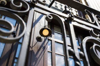 Eski evin arka planına işlenmiş veranda.