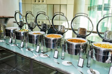 Ziyafette sıcak yemekler.