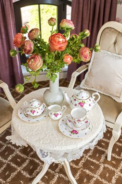 Pencerenin yanındaki masaya çay koyun.