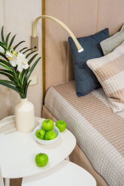 Komodinin üzerinde çiçekler var.