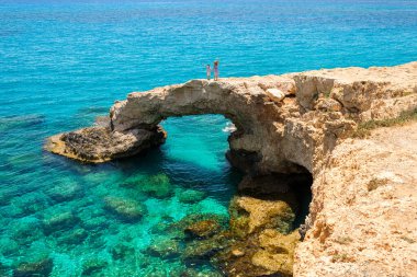 Bölgede turizmin bir simgesi olan Ayia Napa kenti yakınlarındaki Kıbrıs 'taki sevgililer köprüsü