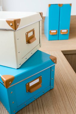 Masanın üzerindeki dekoratif kutular.