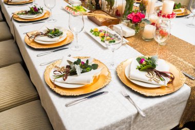 Ziyafet masasında süslü tabaklar.