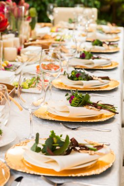 Ziyafet masasında süslü tabaklar.