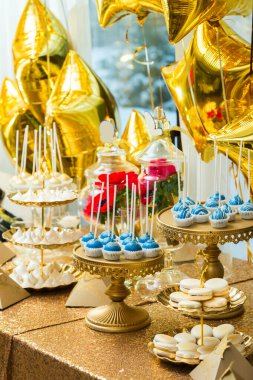 Tatilde şekerli masa.