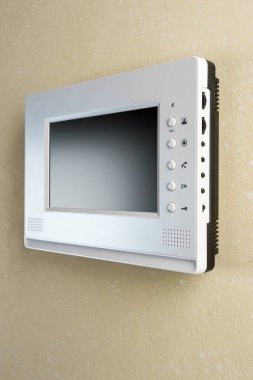 Duvardaki iç haberleşme video güvenlik kamerası.