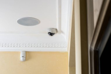 Tavanda iç kısımda güvenlik kamerası var.