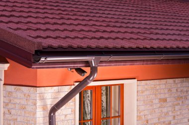 Çatı boyunca yağmur rayları