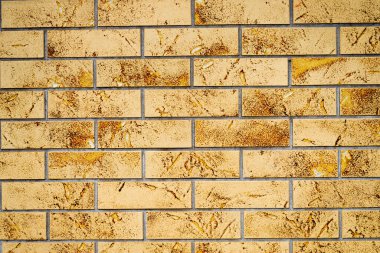 Çatı altında yağmur için plastik bardaktan boşanırcasına yağmur yağıyor. Konut inşaatı elementi.