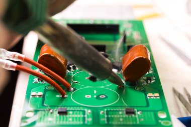 Tahtanın elle lehimlenmesi