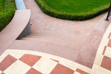  Mermer ve granit evden adım adım uzaklaşın.