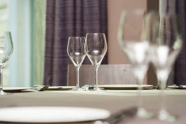 Gözlükler masada, seçici odaklanma