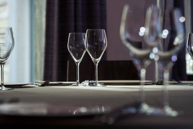 Şarap kadehleri masada, seçici odaklanma.