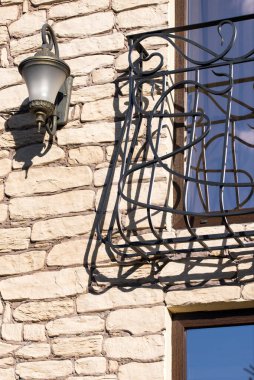 Balkon ve duvardaki sokak lambası.