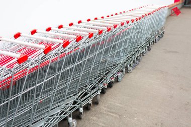 Alışveriş arabaları süpermarkette üst üste dizilmişti.