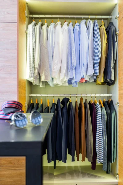 Dolapta açık bir kostüm odası var.