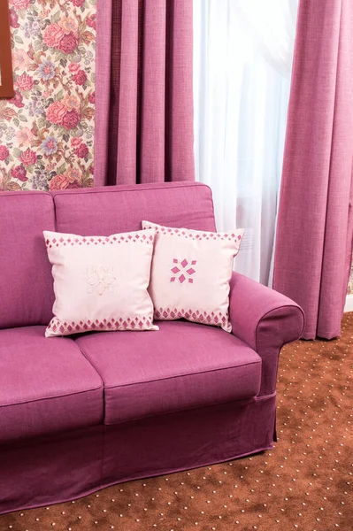 Яскраві Фіолетові Подушки Дивані — стокове фото