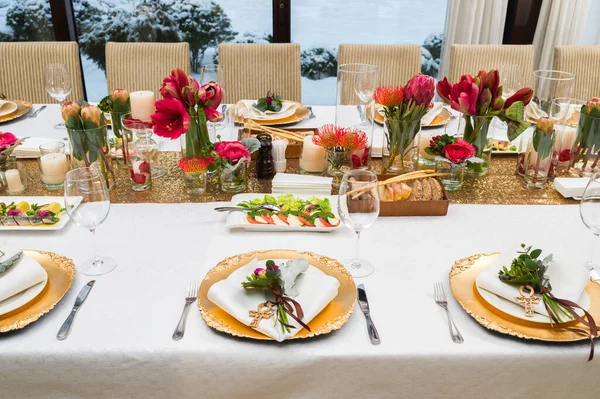 Decorated Plates Banquet Table — Stock Photo, Image