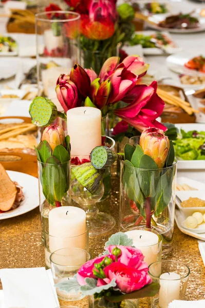 Flores Uma Mesa Banquete Close — Fotografia de Stock