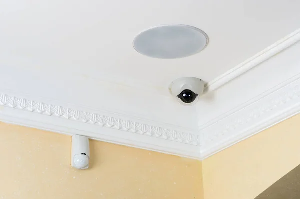 Tavanda Kısımda Güvenlik Kamerası Var — Stok fotoğraf