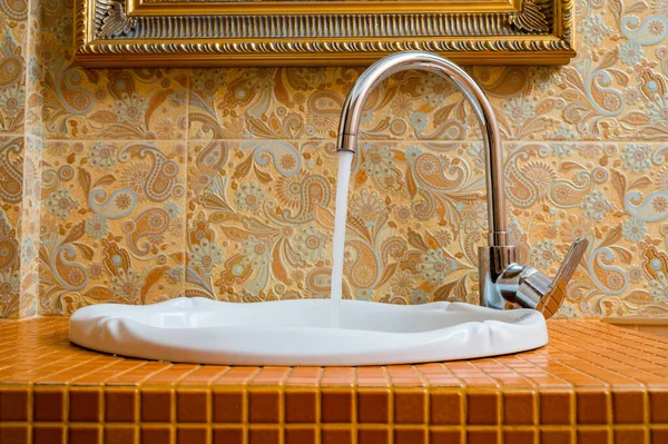 Torneira Aberta Com Água Corrente Casa Banho Para Lavar Mãos — Fotografia de Stock