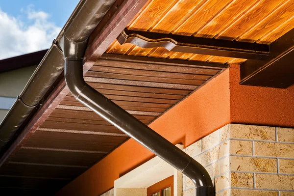 Çatıdan yağmur oluğu
