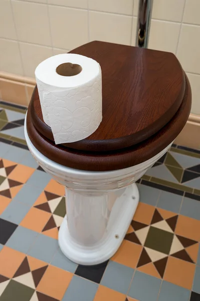 Gulungan Tisu Toilet Pada Tutup Toilet Mangkuk — Stok Foto