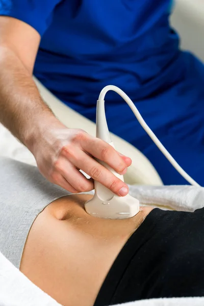 Mano Del Medico Con Dispositivo Esame Ecografico — Foto Stock