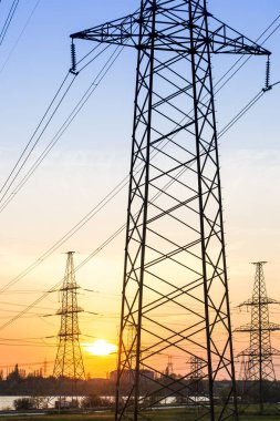 Güneşe karşı elektrik hattı