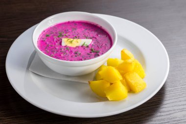 Patates ve turta tabağında kırmızı çorba