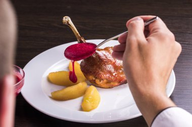 Ördek bacaklı kızarmış patates soslu ördek.