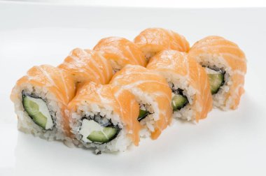 Somon ve salatalıklı suşi.