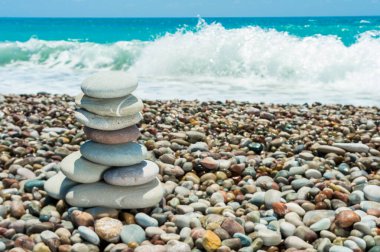 Deniz suyu damlaları kıyı kayalarına çarpıyor.