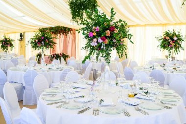 Çiçekler masada servis ediliyor.