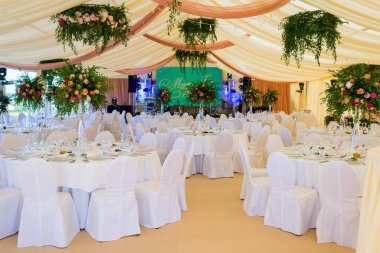 Çadırdaki bir düğünde çiçekler