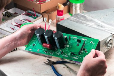 Timritorların elinde bağlı olduğu elektrik devresi