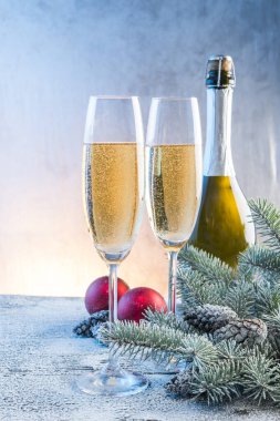 Noel 'e yakın şampanya ve bardaklar