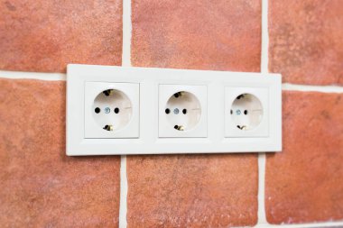 Duvar kiremitlerinde üçlü soket