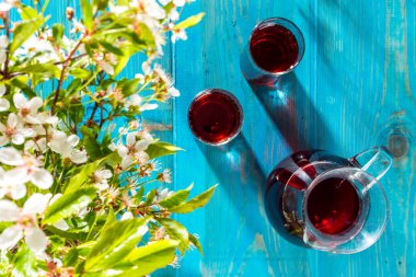 Masada iki bardak ve bir sürahi kiraz suyu.