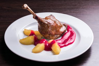 Bir tabak patatesli ördek budu.