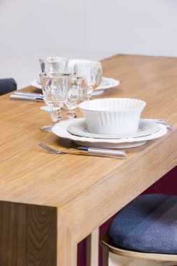 Ahşap duvardaki çanak çömlek