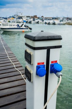 Limandaki tekneleri yüklemek için elektrik prizleri, dikey çekim