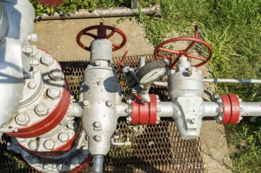 Bir gaz kulesi ve gaz borusunda basınç göstergesi olan kapakçık.