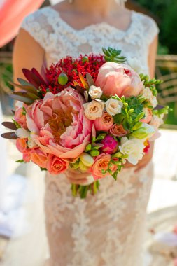 Gelinin ellerinde buket