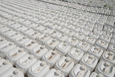Plastik beyaz kaplarda böcek ilaçları