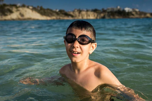 Αγόρι Γυαλιά Για Κολύμπι Στη Θάλασσα — Φωτογραφία Αρχείου