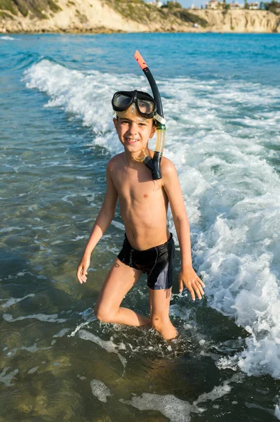 Αγόρι Μάσκα Στην Παραλία — Φωτογραφία Αρχείου