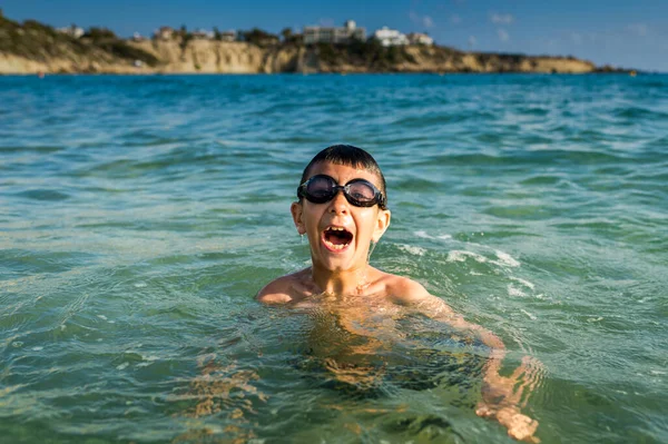 Taucht Aus Dem Wasser Auf — Stockfoto