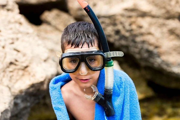 Молодий Хлопчик Масці Трубкою Синім Рушником — стокове фото