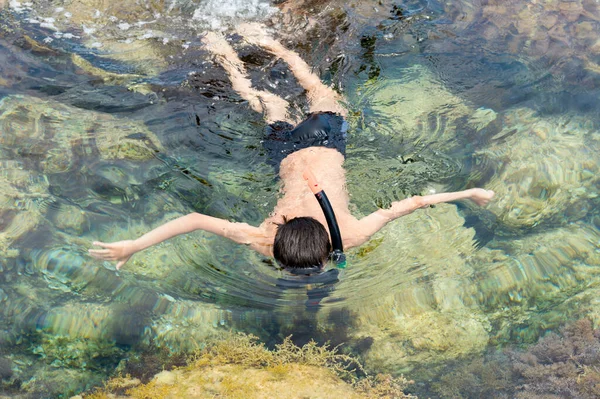 海の水にチューブ付きのマスクの男の子 — ストック写真